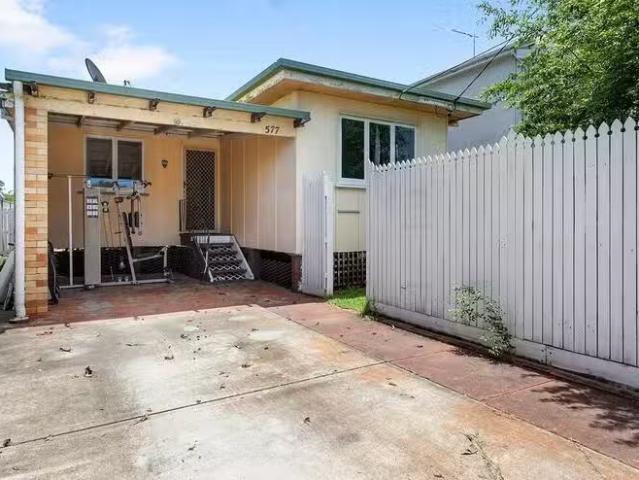 Nice 2 BR 577 Oxley Avenue, Scarborough, QLD 4020