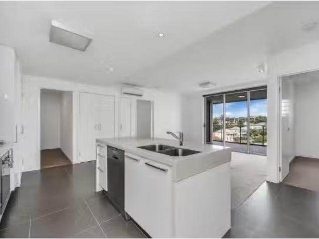 Cozy 2 BR 601/159 Logan Road, Woolloongabba Apartment for rent.