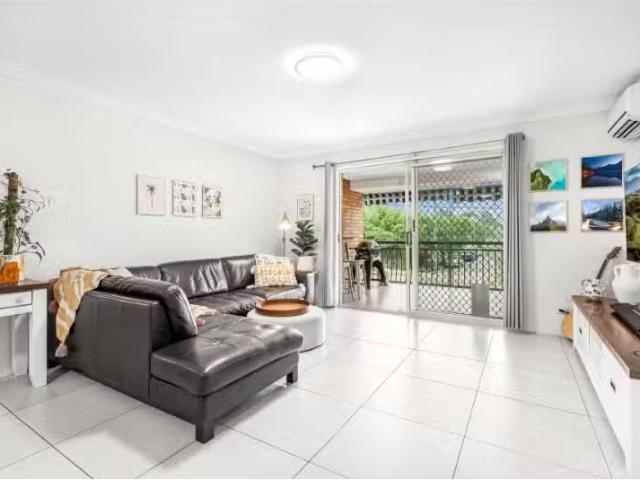 Just in! 2 BR 6/94 Cavendish Road, Coorparoo Apartment for ren.