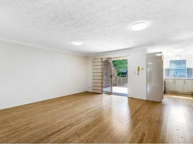 Unique 2 BR 7/63 Kirkland Avenue, Coorparoo Apartment for rent.