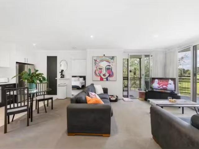 Cozy 2 BR 77/68 Hardwick Crescent, Holt Apartment for rent Li.