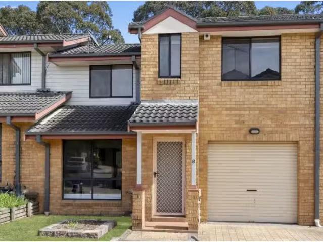 Cheap 2 BR 8/19 Shortland Avenue, Lurnea Townhouse for rent L.