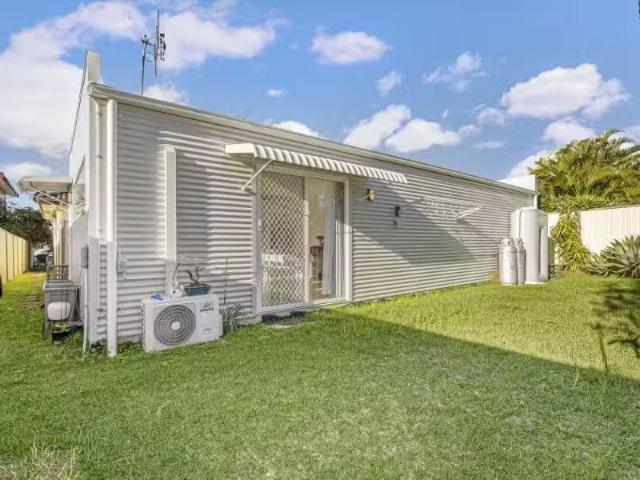 Just in! 2 BR 82A Robertson Road, Killarney Vale Apartment for.