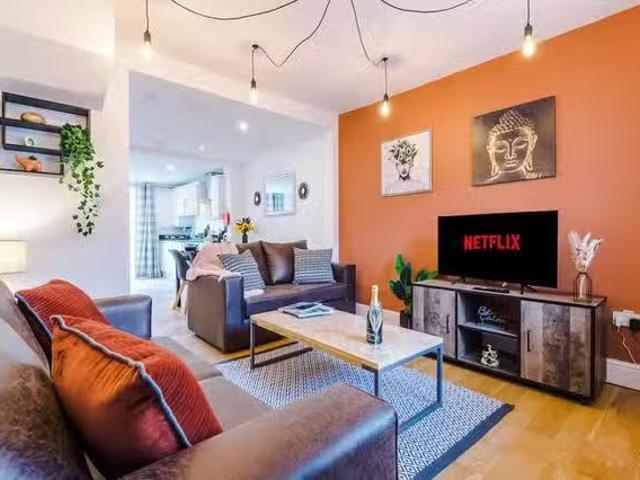 Charming 2 BR Bradford Street
