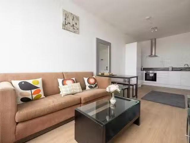Unique 2 BR Halfords Lane