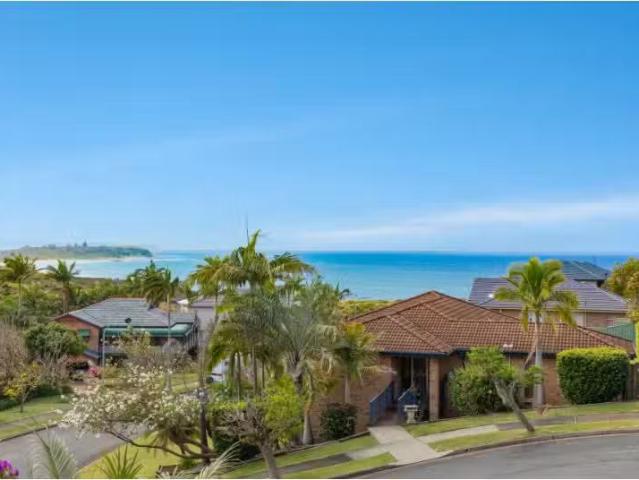 Deal! 2 Gem Close, Caves Beach House for rent Listed by Lisa.