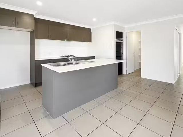 Deal! 2 Oscar Close, ORMEAU, QLD 4208 House for Rent