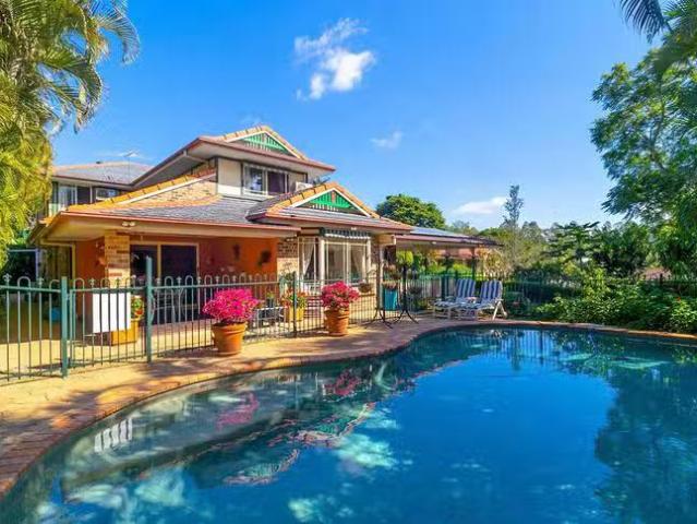 Cozy 2 Preston Place, Brookfield, QLD 4069