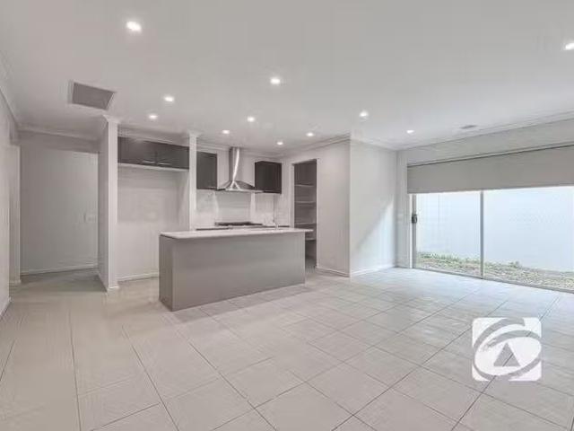 Rental! 35 Carnmallum Drive, Clyde North, VIC 3978