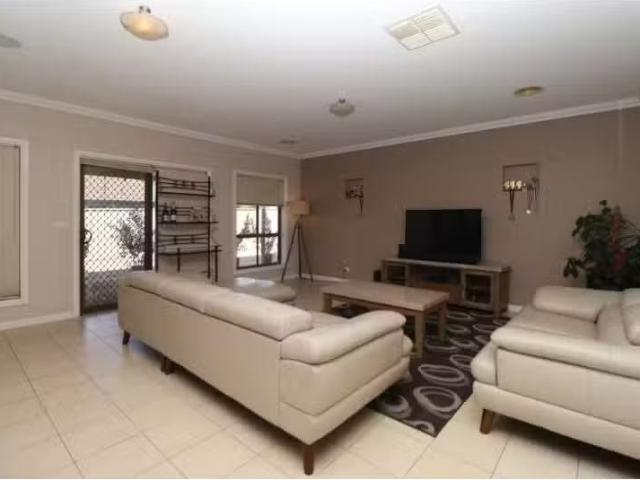 Charming 36 Yarrawah Crescent, Bourkelands House for rent Lis.