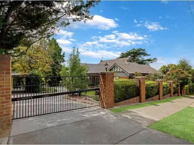 Deal! 383 Russell Street, Bathurst House for rent Listed by B.