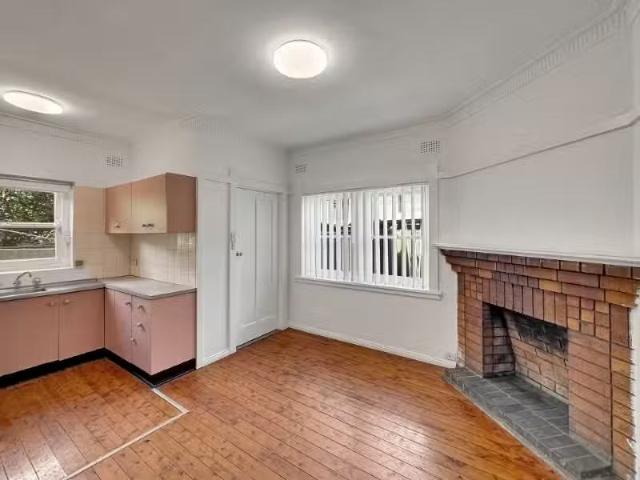 Cozy 38a Greenhills St, CROYDON House for rent Listed by Eliz.