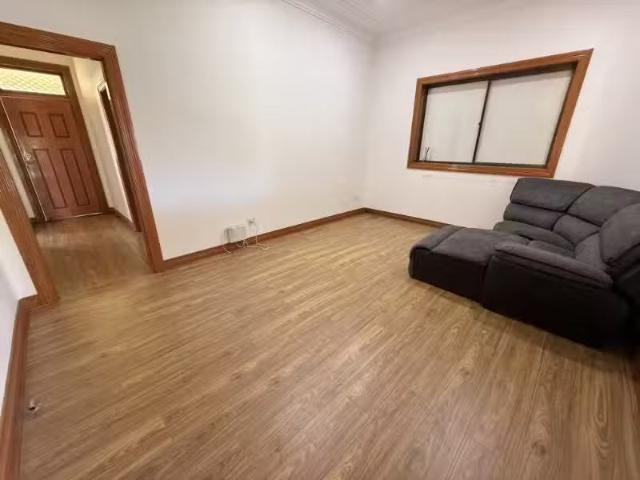 Cozy 39 New Dapto Rd, Wollongong House for rent Listed by Ste.