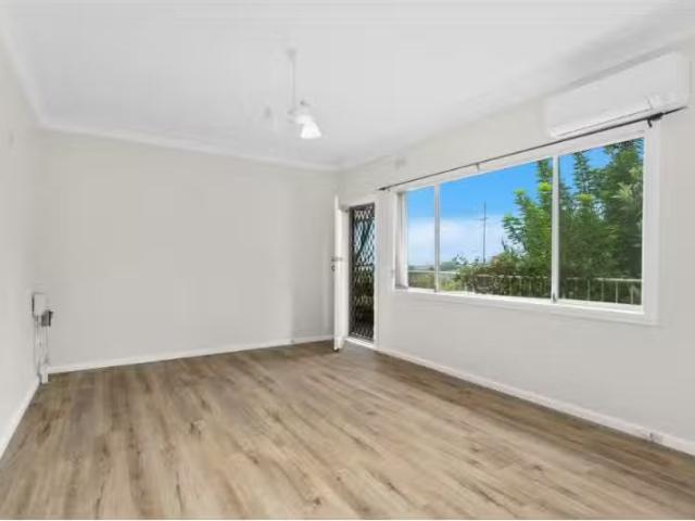 Deal! 3/24A Mc Kenzie Avenue, WOLLONGONG Apartment for rent L.