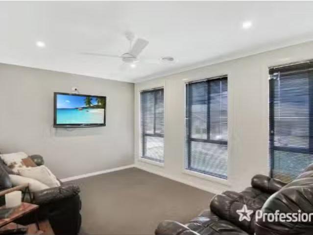 Cheap 32 Mirrul Street, Glenfield Park House for rent Listed.