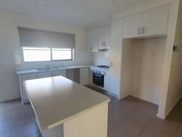 Rental! 32 St Leonard Drive, South Morang VIC 3752