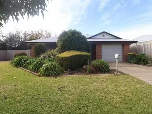 Cozy 32 Swan Street, Ashmont, NSW 2650