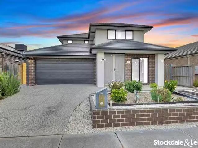 Charming 32 Toddington Avenue, Williams Landing, VIC 3027