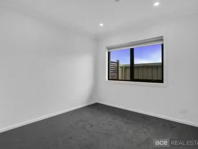 For Rent! 32 Woodbury Street, Williams Landing, VIC 3027