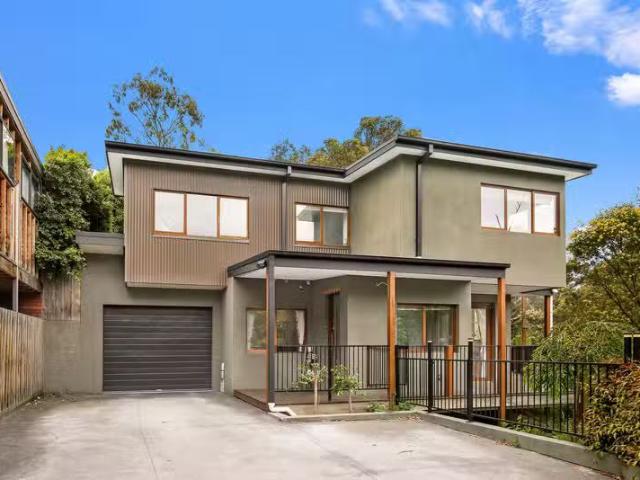 Just in! 3/2 Zig Zag Road, Eltham VIC 3095