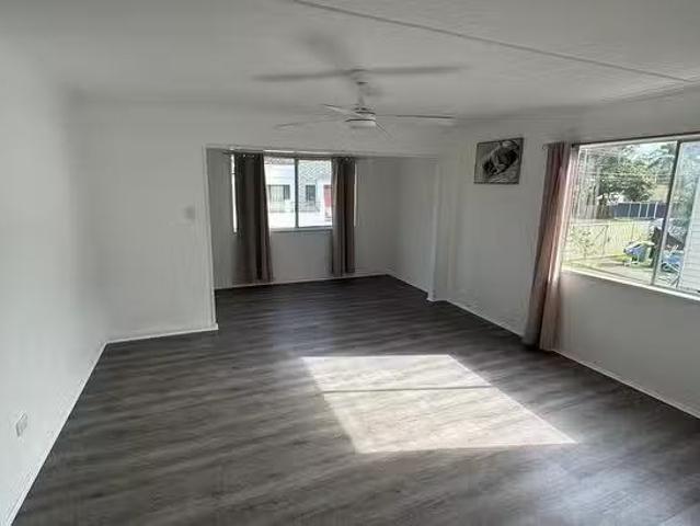 Cheap 33 Myra Street, Kingston, QLD 4114