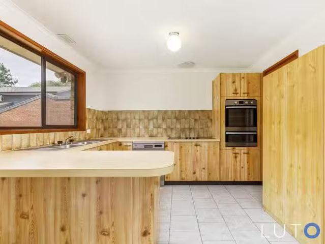 Cheap 33 Herron Crescent, Latham, ACT 2615