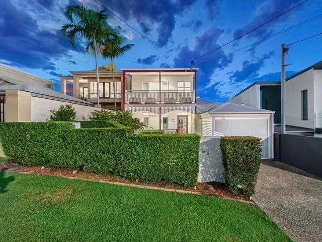 Deal! 33 Kneale Street, Holland Park West, QLD 4121