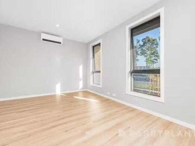 For Rent! 33 Ribbonwood Crescent, Sunshine North, VIC 3020
