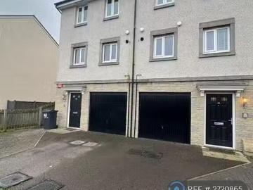 Cheap 3 BA 3 bedroom terraced house for rent in Burnside Park.