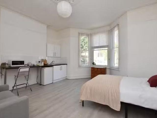 Charming 3 BA 1 bedroom house share for rent in Room 1, Whatle.