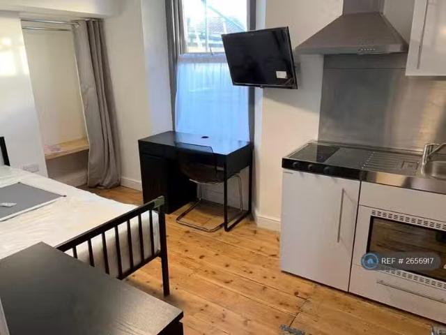 Rental! 3 BA 1 bedroom house share for rent in Weston Super Ma.