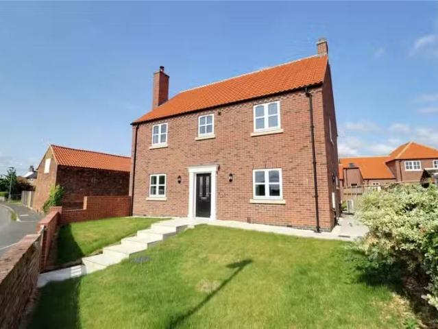 Just in! 3 BA 4 bedroom detached house for rent in Maris Way.