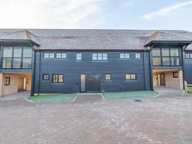 Cozy 3 BA 4 bedroom terraced house for rent in Hoath Road, Hoa.