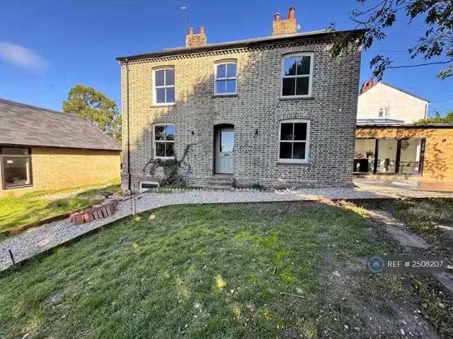 New 3 BA 6 bedroom detached house for rent in Upper Chapel Str.