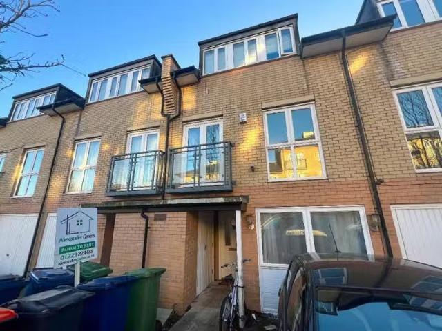 New 3 BA 6 bedroom terraced house for rent in The Terrace, Cam.