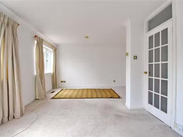 Charming 3 bedroom terraced house for rent in Harford Close, C.