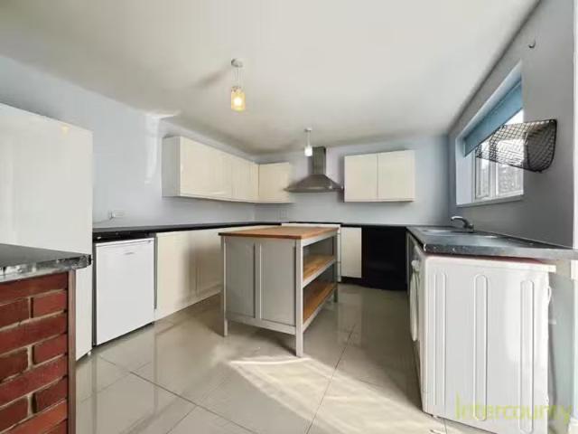 Cheap 3 bedroom terraced house for rent in London Road, Sawbri.
