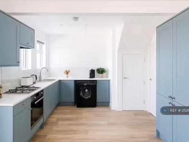 For Rent! 3 bedroom terraced house for rent in Mancroft Avenue.