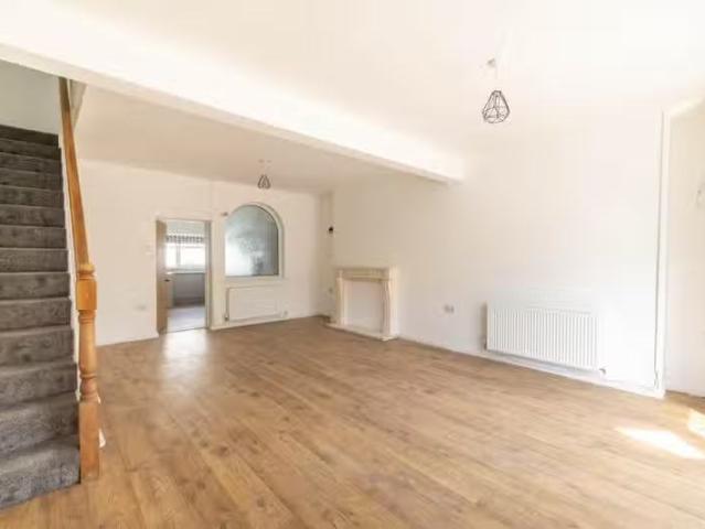 Nice 3 bedroom terraced house for rent in Oxford Street, Nantg.