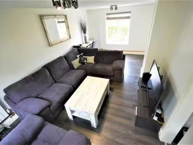 Deal! 3 bedroom terraced house for rent in Robins Way, Hatfiel.