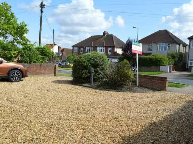 Unique 3 bedroom bungalow for rent in Longstomps Avenue, Mouls.