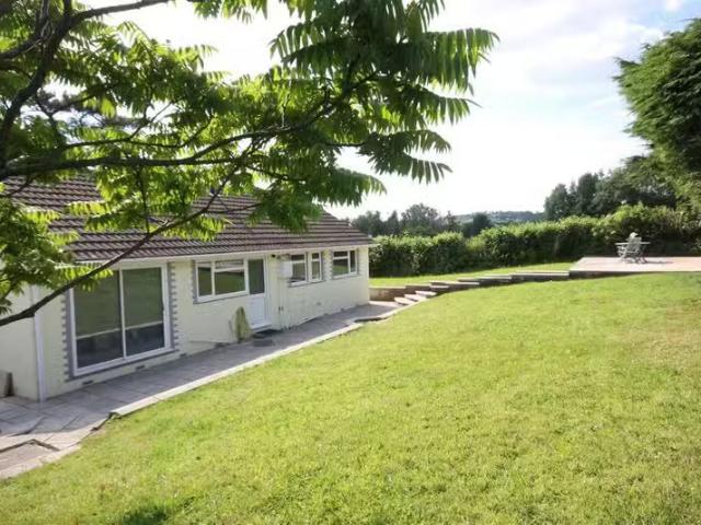 Deal! 3 bedroom detached bungalow for rent in Parc Y Bryn, Cre.