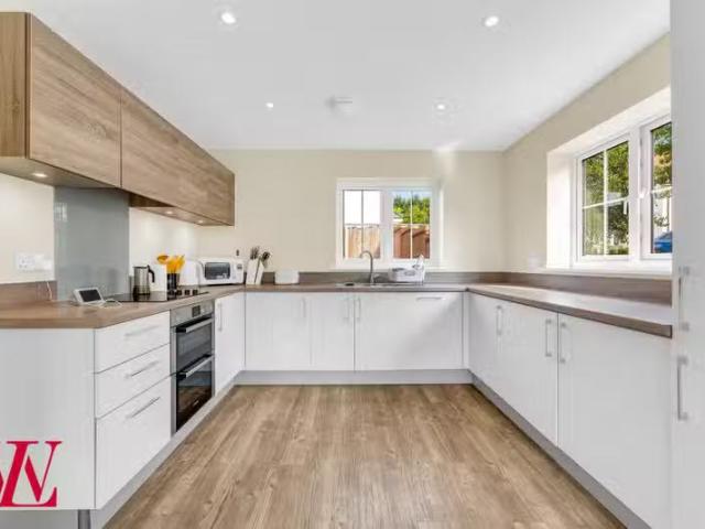 Unique 3 bedroom detached house for rent in Turner Close, Else.