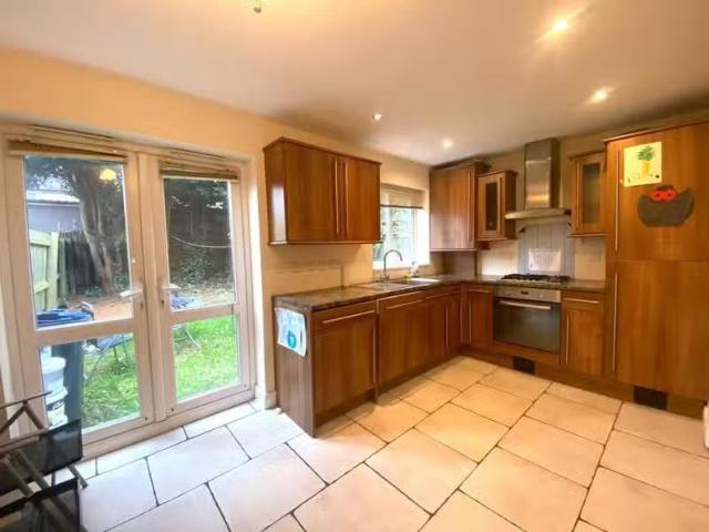 Nice 3 bedroom end of terrace house for rent in Vicarage Grove.