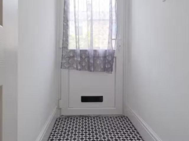 Nice 3 bedroom end of terrace house for rent in Castle Street.