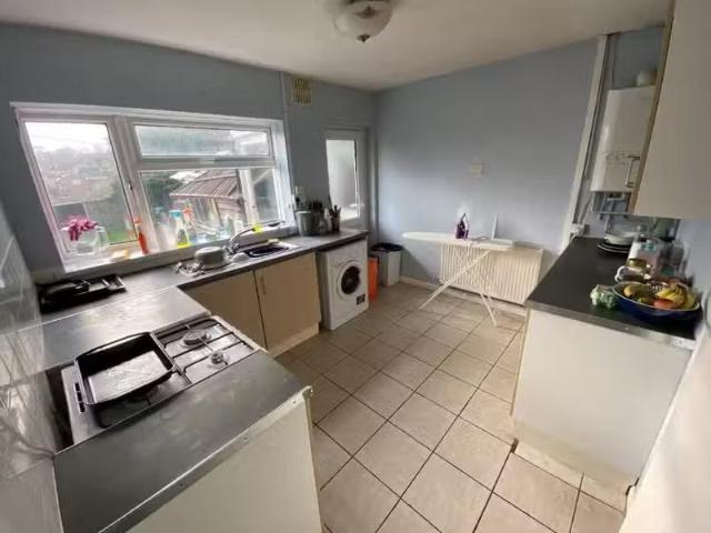 Charming 3 bedroom house share for rent in Poole Crescent, Har.