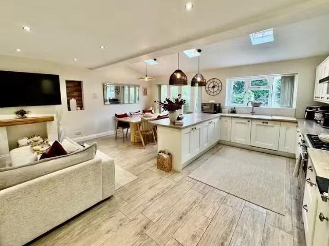 Cozy 3 bedroom link detached house for rent in Miall Road, Hal.
