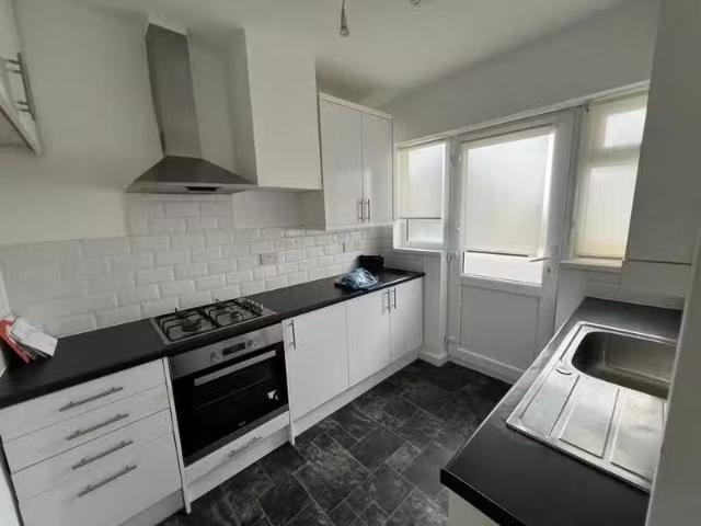 Rental! 3 bedroom maisonette for rent in Farringdon House, St.