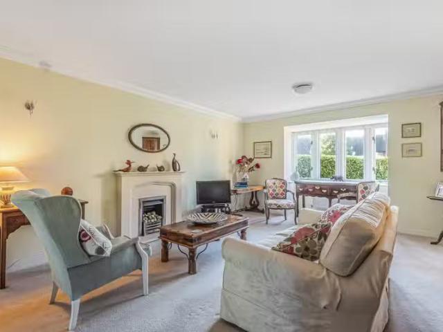 Nice 3 bedroom property to let in Belmont Drive, Lymington, SO.