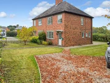 Cozy 3 bedroom semi detached house for rent in Main Street, Cl.
